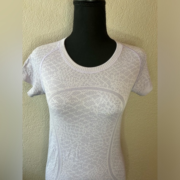 LULULEMON LIGHT PURPLE TOP SIZE 6 - Picture 2 of 8